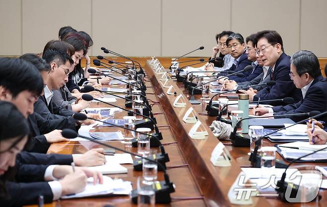 이재명 대통령이 14일 청와대에서 열린 청년정책 대전환을 위한 청년정책 전문가 간담회에서 발언하고 있다. (청와대통신사진기자단) 2026.8.14 ⓒ 뉴스1 이재명 기자