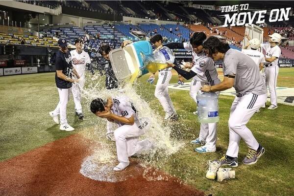 13일 두산이 한화를 상대로 9-6으로 승리했다. ( 최민석은 5이닝 동안 2실점만 내주며 시즌 10승(3패)째를 수확해 다승 공동 선두로 올라섰다). /사진=두산베어스