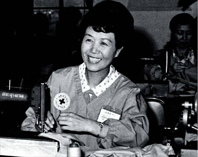 1973년 7월 11일 육영수 여사가 서울적십자병원에서 재해민 구호를 위한 옷을 만들고 있다. /박정희대통령기념재단·육영재단
