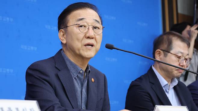 김윤덕 국토교통부 장관이 14일 세종시 정부세종청사 기자실에서 지난 1년 간 국토부의 주요 성과 등에 대해 설명하고 있다./연합뉴스