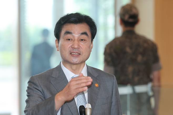 안규백 국방부 장관이 14일 서울 용산구 국방부 청사로 출근하며 취재진의 질문에 답하고 있다. 연합뉴스