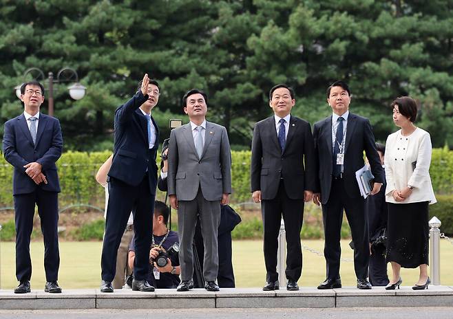 안규백 국방부 장관이 14일 오전 용산 국방부 본청으로 첫 출근하며 청사를 바라보고 있다. 류우종 선임기자 wjryu@hani.co.kr