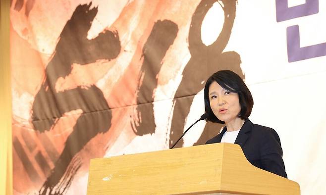 이진숙 국민의힘 의원이 13일 오후 서울 여의도 국회도서관 대강당에서 ‘5·18 민주화운동의 재조명 국회공개포럼’을 열어 환영사를 하고 있다. 김정효 기자 hyopd@hani.co.kr