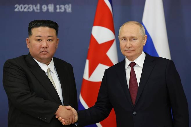김정은(왼쪽) 북한 국무위원장과 블라디미르 푸틴 러시아 대통령이 2023년 9월 러시아 아무르주 보스토치니 우주기지에서 만나 악수를 하고 있다. 스푸트니크·AP 연합뉴스