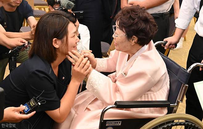 14일 서울 용산구 백범김구기념관에서 열린 일본군 '위안부' 피해자 기림의날 기념식에서 이용수(오른쪽) 할머니가 참석자와 인사하고 있다. 강예진 기자