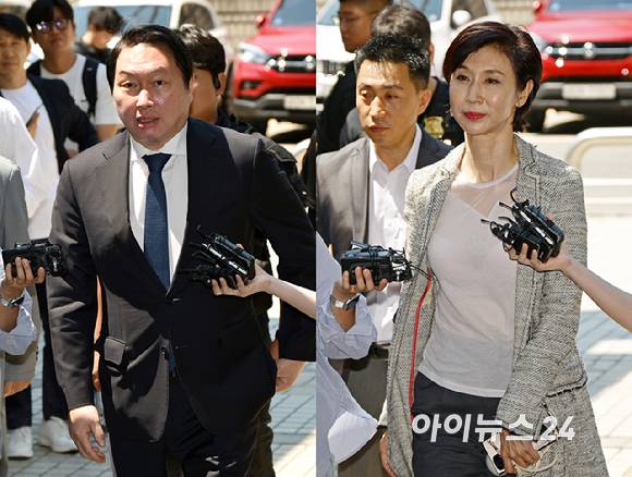 최태원 SK그룹 회장과 노소영 아트센터 나비 관장이 서울 서초구 서울고등법원에서 열린 재산분할 파기환송심 2차 조정 기일에 출석하고 있다. [사진=사진공동취재단 ]