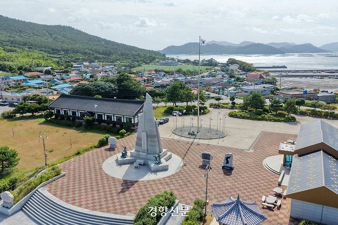 전남광주 완도군 소안도 항일운동기념공원에 태극기가 펄럭이고 있다. 소안도에서는 집집마다 365일 태극기를 게양한다. 완도군 제공.