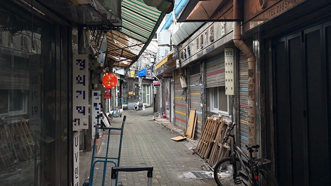 13일 오후 서울 종로구 관수동 명패골목에 낮에도 셔터를 내린 가게들이 있다. [문소정 기자]