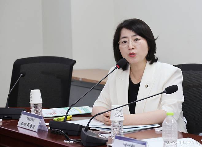 [서울=뉴시스] 최진석 기자 = 이주희 더불어민주당 의원이 29일 여의도 국회의원회관에서 열린 회복적 사법을 고려한 소년법 개정 방안 토론회에서 발언하고 있다. 2026.06.29. myjs@newsis.com /사진=최진석