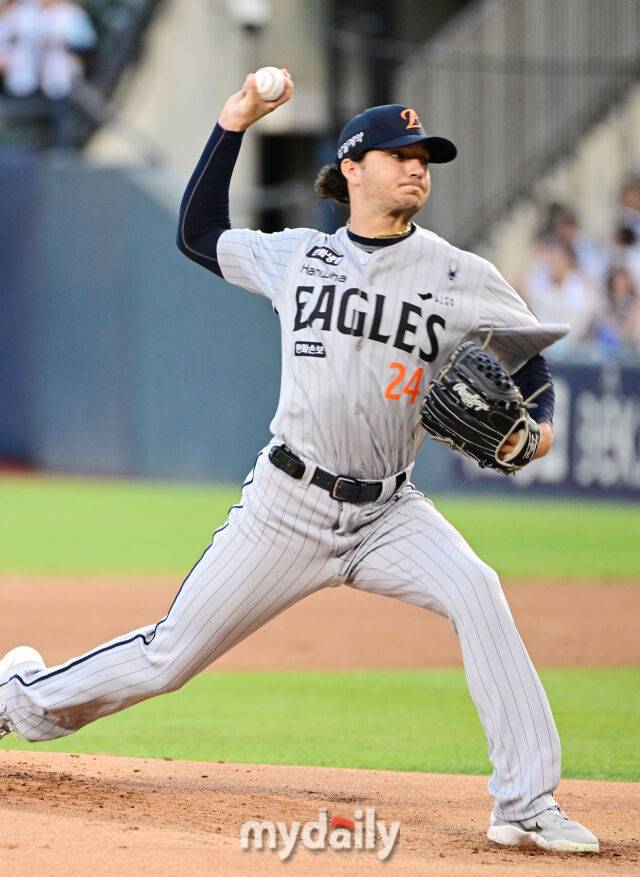 12일 오후 서울 잠실야구장에서 진행된 '2026 신한 SOL KBO 리그' 한화 이글스-두산 베어스의 경기. 한화 선발 화이트가 역투를 펼치고 있다./잠실 = 곽경훈 기자