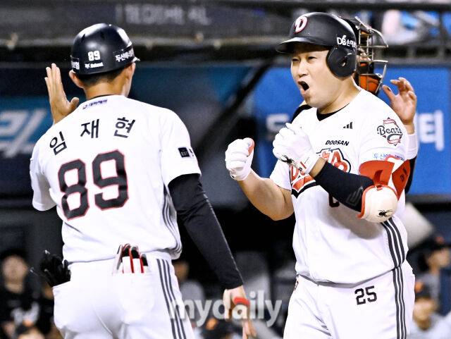 13일 오후 서울 잠실야구장에서 진행된 '2026 프로야구 KBO리그' 두산베어스와 한화이글스의 경기. 두산 양의지가 4회말 1사 1,2루서 3점 홈런을 터뜨린 뒤 홈을 밟고 있다./송일섭 기자