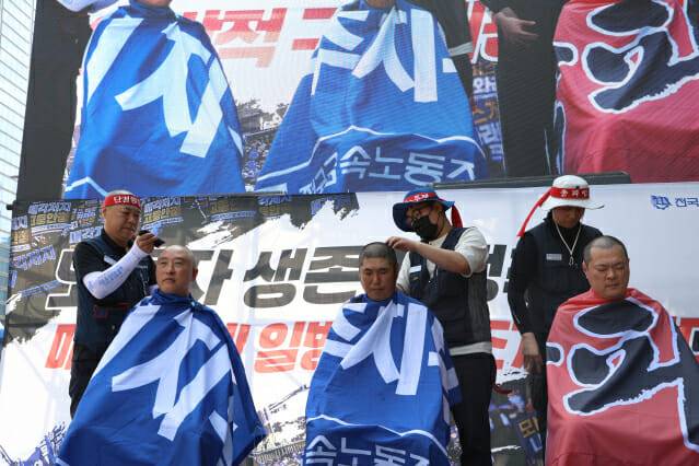 지난 5월 서울 강남구 현대모비스 본사 앞에서 현대모비스 하청노조가 삭발식을 진행하고 있다. [금속노조 제공]