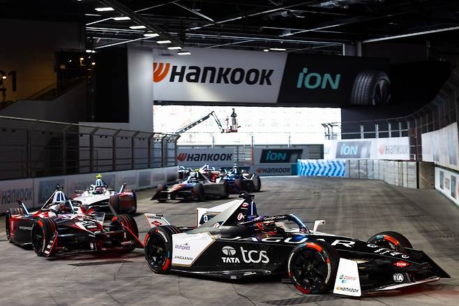 포뮬러 E 시즌 11 ‘2025 런던 E-PRIX’ 경기 장면. [한국타이어 제공]