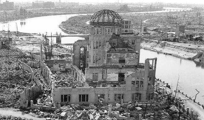 1945년 8월 6일, 미군 원폭 투하로 폐허가 된 히로시마 시가지 모습. [출처 : 야후재팬 화상]