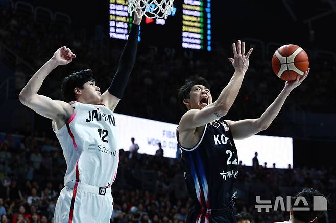 [고양=뉴시스] 고승민 기자 = 6일 경기 고양시 소노아레나에서 열린 2027 국제농구연맹(FIBA) 월드컵 아시아 예선 1라운드 최종 6차전 대한민국 대 일본 경기, 한국 여준석이 골밑슛을 시도하고 있다. 2026.07.06. kkssmm99@newsis.com