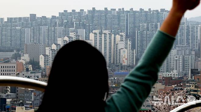 [서울=뉴시스] 최진석 기자 = 서울 아파트 전세 부족이 심화되면서 3월 들어 임대차 갱신계약 비중이 절반에 육박하는 것으로 나타났다. 1일 국토교통부 실거래가 공개 시스템을 통해 올해 1월부터 지난달 31일까지 3개월간 서울 아파트 임대차 계약 5만5890건을 분석한 결과, 이중 갱신계약은 46.73%(2만6117건)을 차지하는 것으로 나타났다.임대차 신규계약 중 월세 비중도 높아졌다. 올해 1분기 임대차 신규계약 2만8329건 중 월세 비중은 52.74%(1만4941건)으로 지난해 같은 기간 44.77% 대비 7.97%p 확대됐다.사진은 이날 서울 성북구 아파트 단지의 모습. 2026.04.01. myjs@newsis.com