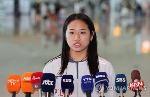 질문에 답하는 안세영 (영종도=연합뉴스) = 배드민턴 여자 단식 안세영이 세계선수권대회 출전을 위해 14일 인천국제공항을 통해 출국하며 취재진 질문에 답하고 있다. 2026.8.14