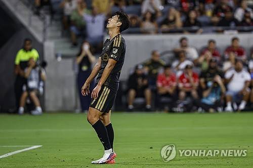 아쉬워 하는 LAFC의 손흥민. [EPA=연합뉴스 자료사진. 재판매 및 DB 금지]