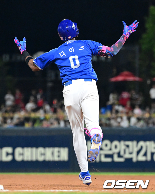 [OSEN=광주, 지형준 기자] 13일 광주-기아 챔피언스필드에서 2026 신한 SOL KBO리그 KIA 타이거즈와 삼성 라이온즈의 경기가 열렸다.KIA는 일본인투수 시라카와, 삼성은 푸른피의 에이스 원태인를 선발로 내세웠다.7회초 2사 1,2루에서 삼성 디아즈가 동점 우월 스리런포를 날리며 기뻐하고 있다. 2026.08.13 / jpnews@osen.co.kr
