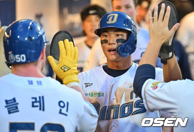 [OSEN=창원, 이석우 기자] 11일 창원NC파크에서 2026 신한 SOL KBO 리그 NC 다이노스와 KT 위즈의 경기가 열렸다. 홈팀 NC는 라일리가, 방문팀 KT는 로건이 선발 출전했다. NC 다이노스 김주원이 1회말 1사 2,3루 블레인의 1타점 유격수 땅볼때 득점을 올리고 하이파이브를 하고 있다. 2026.08.11 / foto0307@osen.co.kr