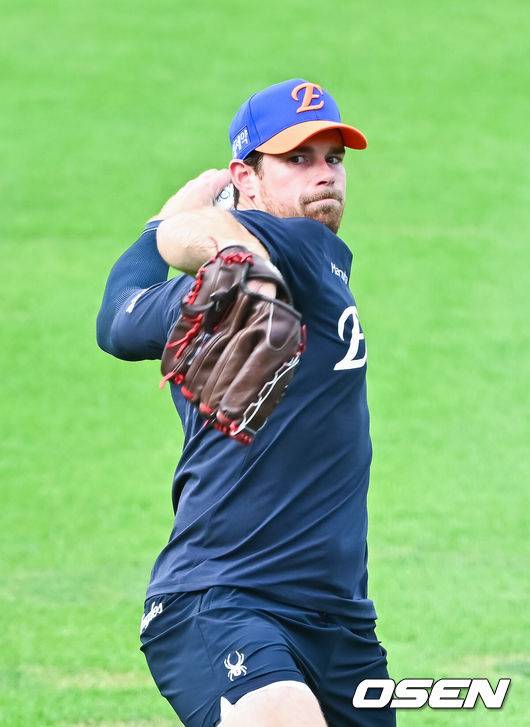 [OSEN=광주, 박준형 기자] 23일 오후 광주시 북구 광주기아챔피언스필드에서 2026 신한 SOL KBO리그 KIA 타이거즈와 한화 이글스의 경기가 진행됐다.이날 KIA는 시라카와를, 한화는 왕옌청을 선발투수로 내세웠다.경기 앞서 한화 새 외국인 투수 짐머맨이 캐치볼을 하고 있다.   2026.07.23 / soul1014@osen.co.kr