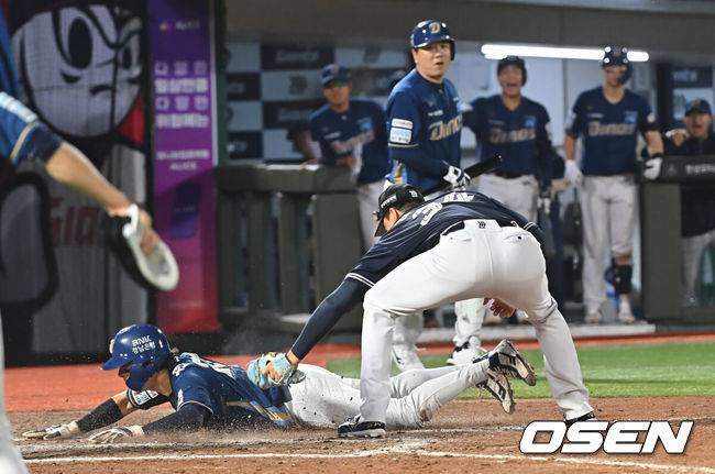 [OSEN=부산, 이석우 기자] 14일 부산 사직야구장에서 2026 신한 SOL KBO 리그 롯데 자이언츠와 NC 다이노스의 경기가 열렸다. 홈팀 롯데는 김진욱이, 방문팀 NC는 토다가 선발 출전했다.NC 다이노스 천재환이 9회초 무사 2,3루 이우성 타석때 롯데 자이언츠 김원중의 폭투를 틈타 홈 쇄도, 득점을 올리고 있다. 2026.08.14 / foto0307@osen.co.kr