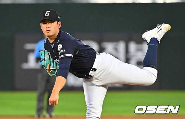[OSEN=부산, 이석우 기자] 14일 부산 사직야구장에서 2026 신한 SOL KBO 리그 롯데 자이언츠와 NC 다이노스의 경기가 열렸다. 홈팀 롯데는 김진욱이, 방문팀 NC는 토다가 선발 출전했다.롯데 자이언츠 선발 투수 김진욱이 역투하고 있다. 2026.08.14 / foto0307@osen.co.kr
