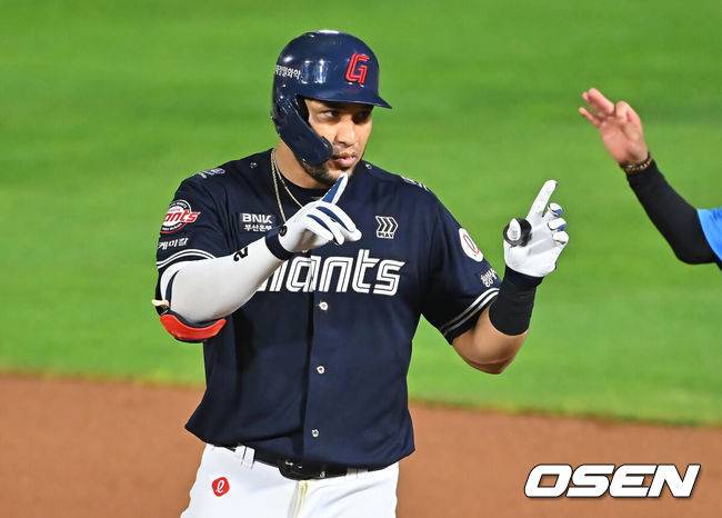 [OSEN=부산, 이석우 기자] 14일 부산 사직야구장에서 2026 신한 SOL KBO 리그 롯데 자이언츠와 NC 다이노스의 경기가 열렸다. 홈팀 롯데는 김진욱이, 방문팀 NC는 토다가 선발 출전했다.롯데 자이언츠 레이예스가 6회말 1사 만루 우익수 앞 1타점 안타를 치고 세리머니를 하고 있다. 2026.08.14 / foto0307@osen.co.kr