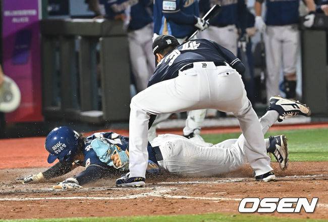 [OSEN=부산, 이석우 기자] 14일 부산 사직야구장에서 2026 신한 SOL KBO 리그 롯데 자이언츠와 NC 다이노스의 경기가 열렸다. 홈팀 롯데는 김진욱이, 방문팀 NC는 토다가 선발 출전했다.NC 다이노스 천재환이 9회초 무사 2,3루 이우성 타석때 롯데 자이언츠 김원중의 폭투를 틈타 홈 쇄도, 득점을 올리고 있다. 2026.08.14 / foto0307@osen.co.kr