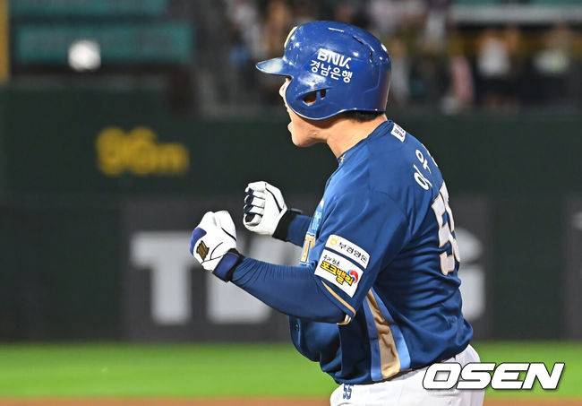 [OSEN=부산, 이석우 기자] 14일 부산 사직야구장에서 2026 신한 SOL KBO 리그 롯데 자이언츠와 NC 다이노스의 경기가 열렸다. 홈팀 롯데는 김진욱이, 방문팀 NC는 토다가 선발 출전했다.NC 다이노스 이우성이 9회초 무사 3루 중견수 왼쪽 1타점 안타를 치고 환호하하고 있다. 2026.08.14 / foto0307@osen.co.kr