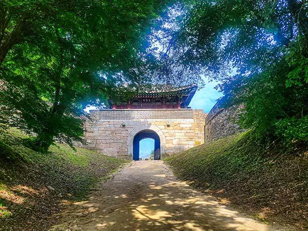 충청도 쪽에서 올라오는 연풍새재 고갯마루의 조령제3관(조령관).