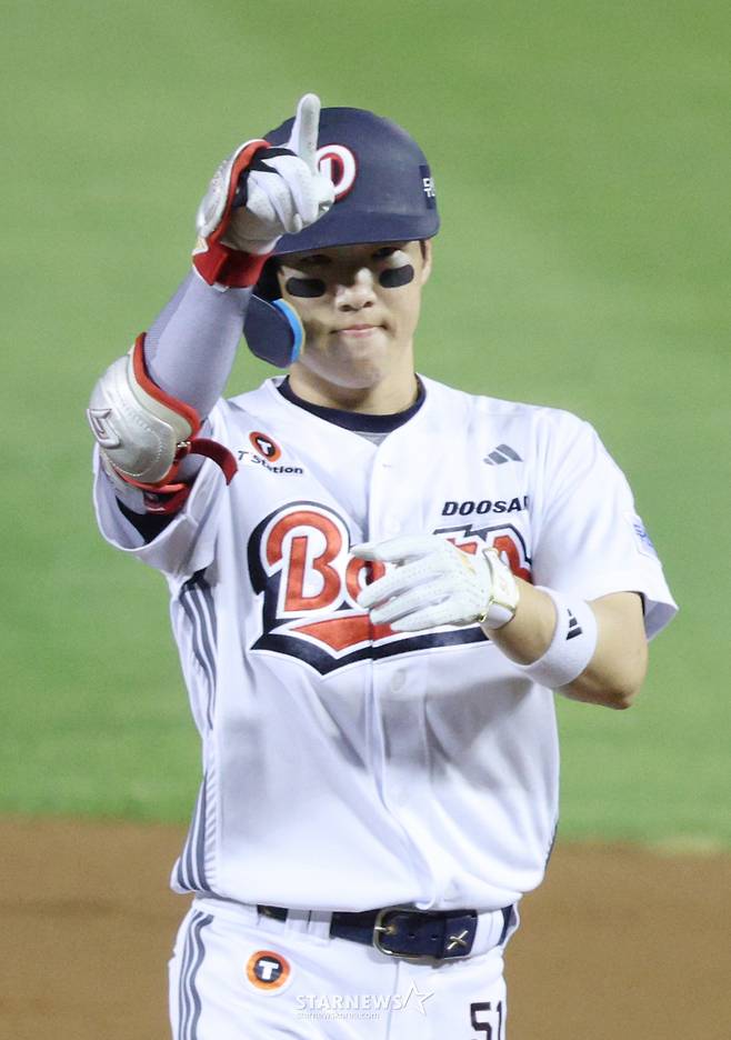 2026 신한 SOL KBO리그 두산 베어스 대 한화 이글스 경기가 13일 서울 잠실야구장에서 열렸다.  두산 조수행이 3회말 2사 1,2루에서 1타점 적시타를 날리고 출루한 후 세리머니를 하고 있다 /사진=김진경 kim.jinkyung@
