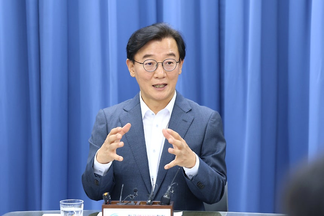 전재수 부산시장이 11일 부산시청 기자실에서 브리핑을 하고 있다. 부산시 제공
