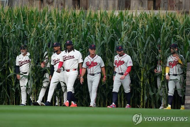 옥수수밭에서 그라운드로 향하는 MLB 필라델피아-미네소타 선수들  [AP=연합뉴스. 재판매 및 DB 금지]