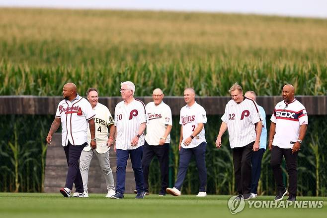 옥수수밭에서 걸어 나오는 MLB 명예의 전당 입회자들  [AFP/게티이미지=연합뉴스. 재판매 및 DB 금지]