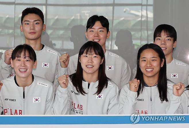 선전 다짐하는 배드민턴 대표팀 (영종도=연합뉴스) 이진욱 기자 = 세계선수권대회에 출전하는 배드민턴 여자 단식 안세영(앞줄 오른쪽)을 비롯한 대표팀 선수들이 14일 인천국제공항 제2여객터미널에서 출국하기 전 기념 촬영하고 있다. 2026.8.14 cityboy@yna.co.kr