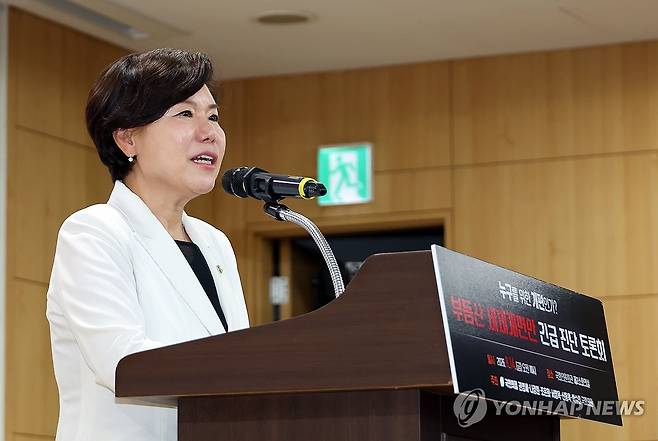 부동산 세제개편안 토론회, 발언하는 조은희 의원 (서울=연합뉴스) 배재만 기자 = 국민의힘 조은희 의원이 14일 국회 의원회관에서 열린 '부동산 세제개편안 긴급 진단 토론회'에서 발언하고 있다. 2026.8.14 scoop@yna.co.kr