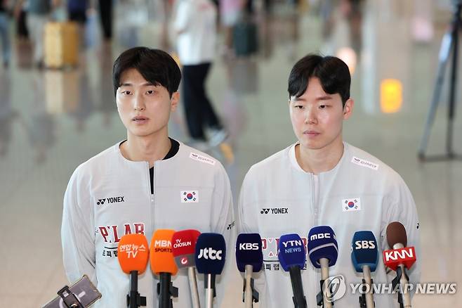 질문에 답하는 서승재·김원호 (영종도=연합뉴스) 이진욱 기자 = 배드민턴 남자 복식 서승재와 김원호가 세계선수권대회 출전을 위해 14일 인천국제공항을 통해 출국하며 취재진 질문에 답하고 있다. 2026.8.14 cityboy@yna.co.kr