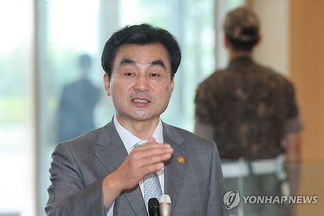 답변하는 안규백 국방부 장관 (서울=연합뉴스) 박동주 기자 = 안규백 국방부 장관이 14일 서울 용산구 국방부 청사로 출근하며 취재진의 질문에 답하고 있다. 2026.8.14 pdj6635@yna.co.kr