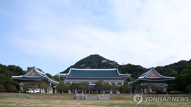 청와대 청와대 본관과 대정원
    (서울=연합뉴스) 김도훈 기자 = 6일 청와대 본관과 대정원 모습. 2026.5.6 superdoo82@yna.co.kr