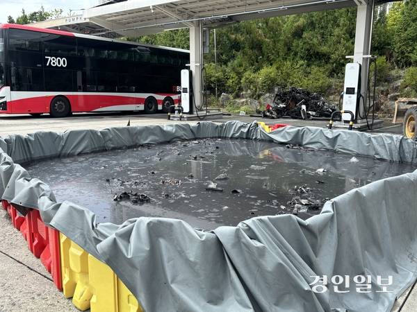 14일 오전 6시51분께 수원 호매실동 서부버스공영차고지에 있던 2층 전기버스에서 화재가 발생했다. 2026.8.14 /이영지기자 bbangzi@kyeongin.com