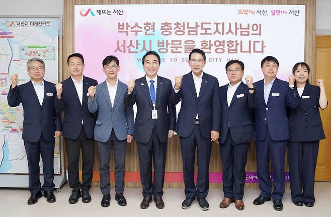 서산시는 14일 이른 아침 이완섭 서산시장과 관계자들은 박수현 충남도지사를 직접 만나 서산의 미래 발전을 위해 반드시 풀어야 할 핵심 현안을 설명하고 충남도의 적극적인 지원을 요청했다.(사진=서산시 제공)
