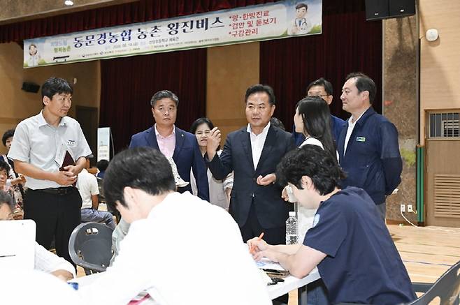 ▲ 김학홍 문경시장이 14일 산양초등학교 체육관에서 열린 2026년 농촌 왕진버스 현장을 찾아 의료진과 자원봉사자들을 격려하고 농업인들의 건강과 애로사항을 살피고 있다. 문경시 제공