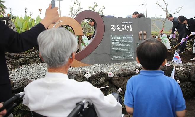 강태선 지사가 황근 나무를 심는 장면을 바라보고 있다. ⓒ제주의소리