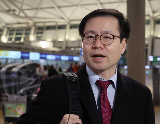 미국과 통상 현안 논의를 위해 미국을 방문하는 여한구 통상교섭본부장이 지난 1월 29일 인천국제공항 1터미널을 통해 출국하고 있다./연합뉴스