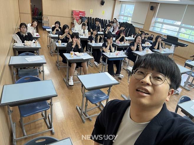 포천의 한 학교에서 시작한 만남이 그를 여기까지 끌고 올 줄 몰랐다. 지금은 전국을 돌며 학생들이 예배하는 일을 돕고 있다. 사진 제공 나도움