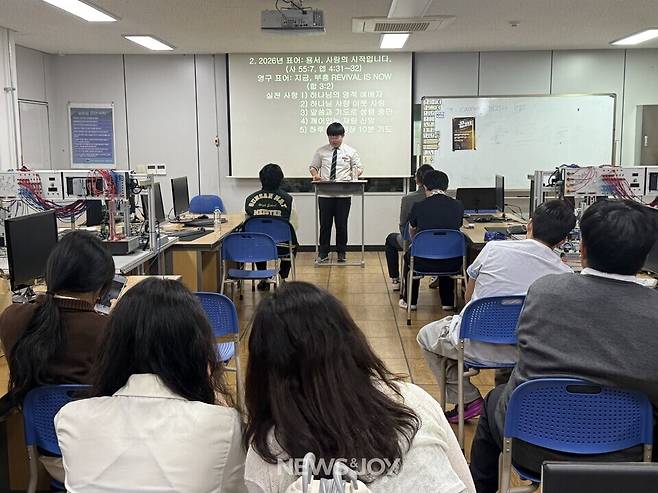스쿨처치는 학생들이 만들고, 이끌어 간다. 학생이 예배 인도를 하고 있는 모습. 사진 제공 나도움