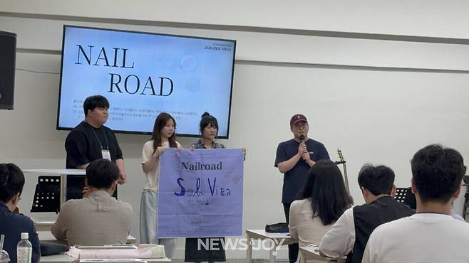 네일로에 참석한 후 간증을 나누고 있는 청년의 모습. 사진 제공 나도움