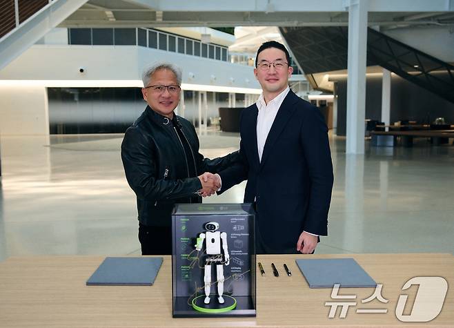 구광모 LG 대표와 젠슨 황 엔비디아 최고경영자가 13일(현지시간) 미국 캘리포니아주 산타클라라에 위치한 엔비디아 본사에서 전략적 사업 협력을 위한 업무협약을 체결하고 있다. (LG 제공. 재판매 및 DB금지) 2026.8.14 ⓒ 뉴스1