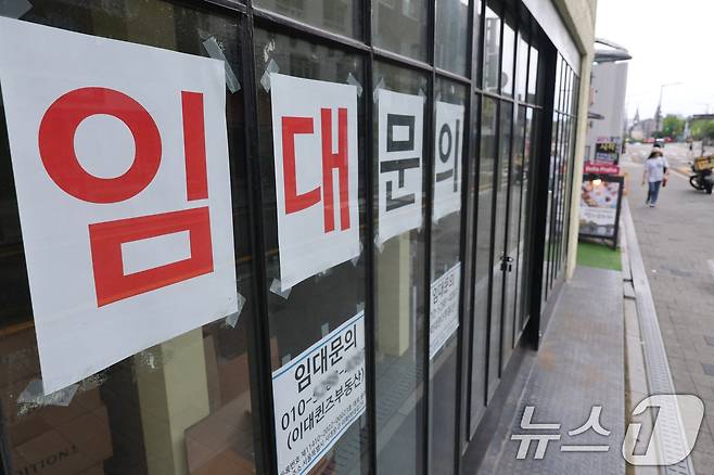 6일 서울 서대문구 이화여대길의 한 건물에 임대 문구가 붙어 있다. 이날 국세청 국세통계에 따르면 지난해 12월 31일 기준 가동사업자는 1032만 1407명으로, 2005년 이후 가장 낮은 증가율(1.7%)을 기록했다. 증가세 둔화에는 창업 감소 및 폐업 증가가 영향을 미쳤다. 2026.7.6 ⓒ 뉴스1 안은나 기자